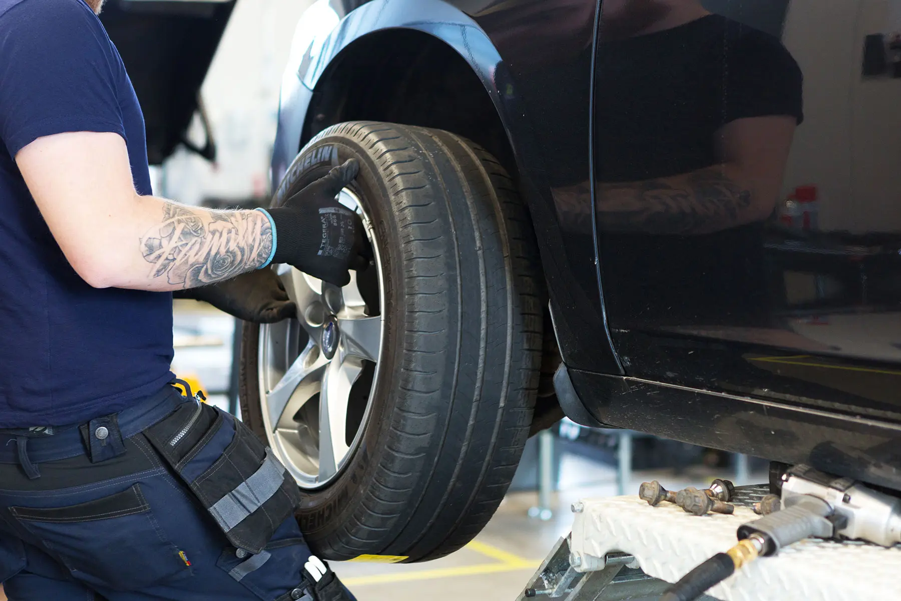 däckmontör monterar däck på bil