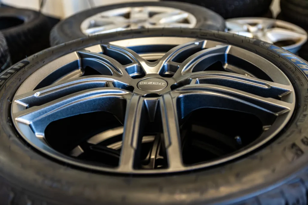 Närbild på däckfälg.