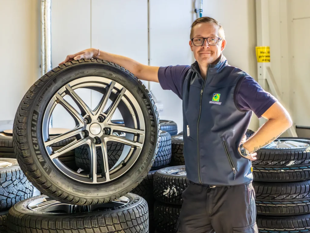 Däcktekniker står vid däck.