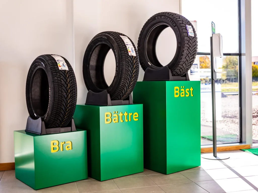 Nya däck uppställda.